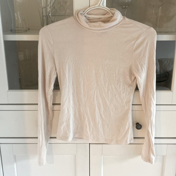 Womens white turtleneck. - Picture 1 of 2